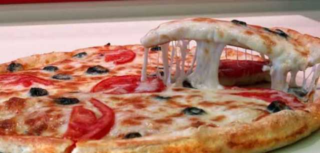 لماذا سميت البيتزا “بيتزا” وما هو اصل البيتزا  ؟
