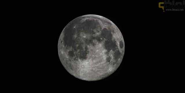 لماذا يبدو القمر فضي اللون وكيف يؤثر على كوكب الأرض ؟!