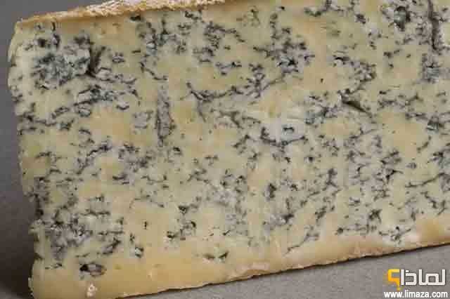 لماذا يسمى الجبن الأزرق بهذا الاسم