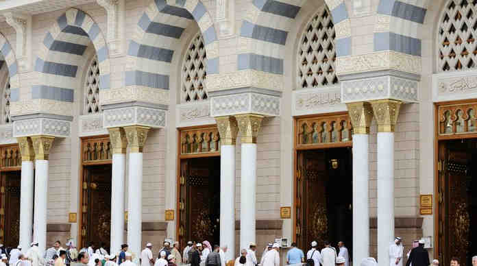 لماذا دفن الرسول محمد في بيته بدلًا من مقابر مكة؟ • لماذا