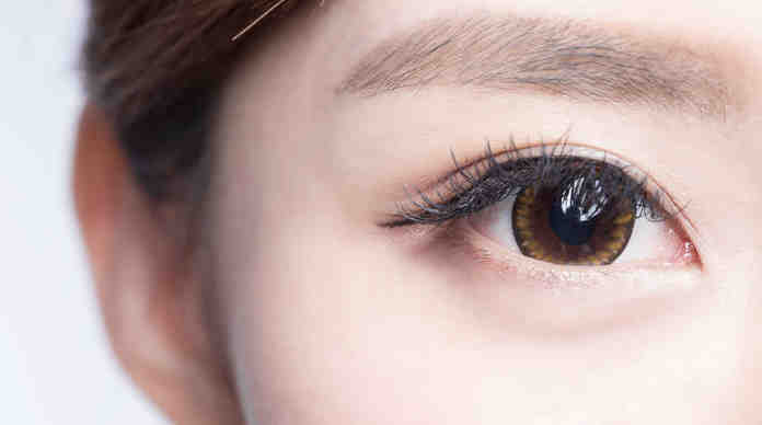 لماذا ترمش العين وما هو دور رموش العين في الجسم لماذا