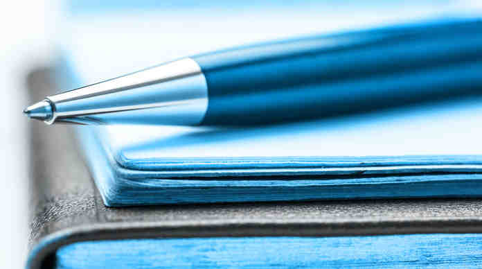 لماذا يستخدم الحبر الأزرق في غالبية أقلام الكتابة؟