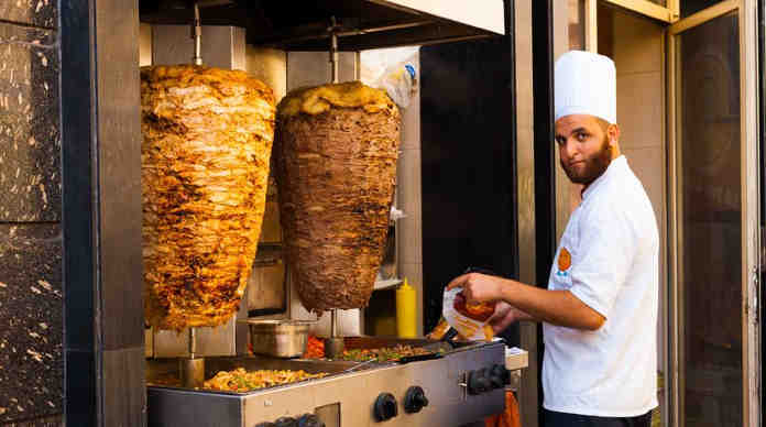 لماذا أصبحت الشاورما وجبة شعبية في العالم العربي؟