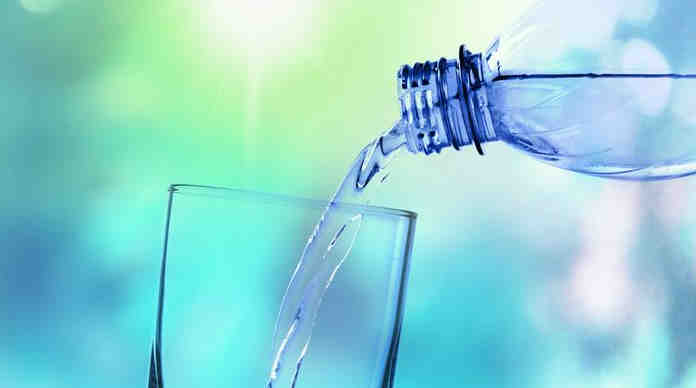 لماذا لا ينصح الأطباء بالاعتماد على المياه المعدنية دومًا؟