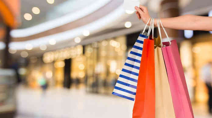 لماذا تعشق النساء التسوق بشكل أكثر من الرجال؟