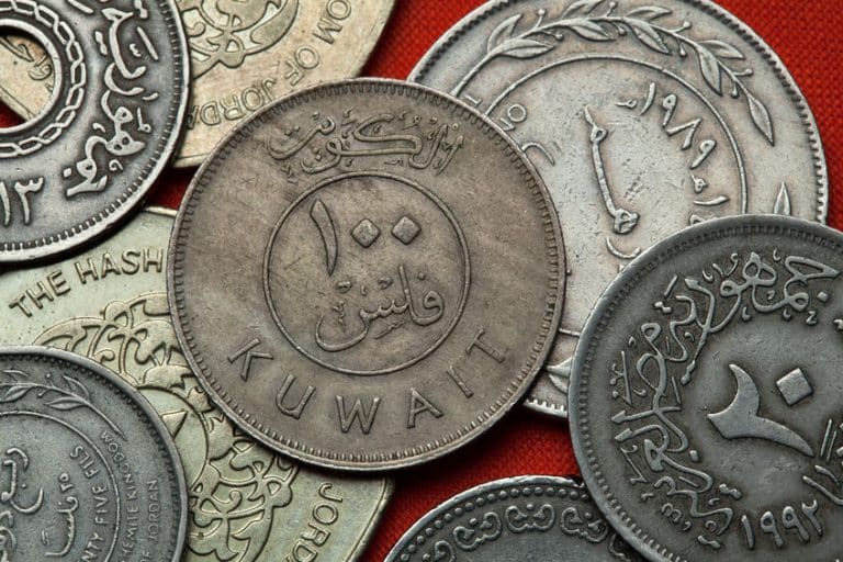 لماذا يعد الدينار الكويتي أغلى عملة في العالم حاليًا؟