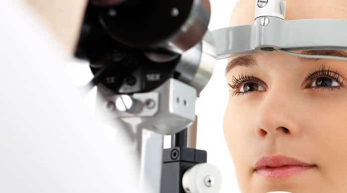 لماذا يحدث اصفرار بياض العين عند بعض الأشخاص؟